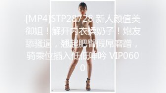 红蚊帐主题情趣套房TP壮实小伙和爱美的骚货女友开房做爱前不停化妆