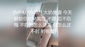 意外拍到一对小情侣厕所内性交后入内射，妹子蹲下在把精液尿出来