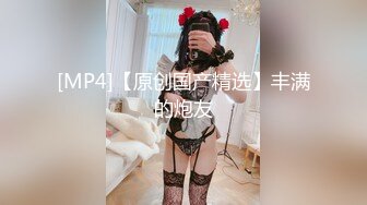 【OnlyFans】逃亡JJ爱KK，狂干群P，大型淫乱场面，两人真实夫妻，女的身材超级棒，群p的场面太过震撼 14