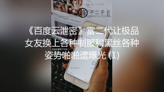 逼逼都流血了这娘们还玩呢，全程露脸大秀直播跟狼友发骚，揉奶玩逼边擦边玩看特写，大粗黄瓜坐插菊花好刺激