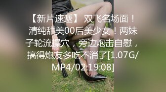 这么年轻就生孩子了，哺乳期，还能挤出奶水来，高颜值，小骚逼特写水多