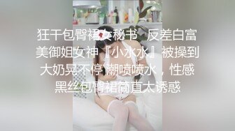 图书馆内喜欢看书的小美女