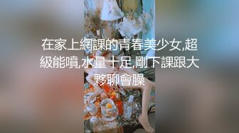 潜入公司女厕偷拍两个小嫩鲍鱼