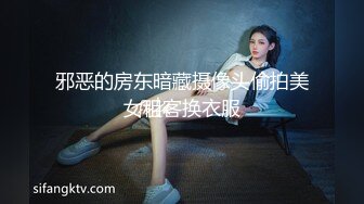 渣男趁着女友上班和女友的闺蜜在出租屋偷情这女的真是骚一边吃屌一边玩手机