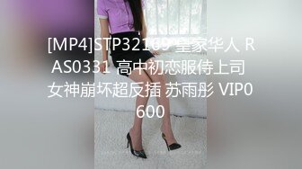 东莞工厂的小妹，宿舍一个人洗完澡出发擦身子，这奶子勾引我啊，站在窗外心里忐忑，紧张的手抖，还是想看！