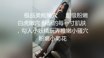 亚洲女孩与她的毛茸茸的猫擦公鸡，让他暨在内裤