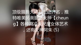 白富美小姐姐酒店色誘年輕服務員，解開褲子就吃雞巴爽的讓他無法反抗,在沙發上扒光衣服等著被幹