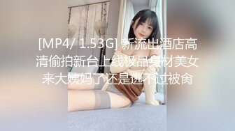 [MP4]黑衣少妇特写大屌插嘴，抹上润滑油抬腿抽插，招牌动作侧入抱起来猛操