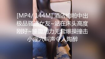 [MP4]G奶爆乳骚熟女3P伺候，尽情揉捏大奶子，两根JB轮流舔太骚了，扛起腿爆操前后夹击-