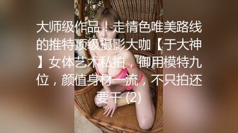 《魔手外购极品厕拍》商业城女厕全景偸拍多位少女少妇熟女方便，后位先拍脸再拍大白屁股，憋尿到极限的良家少妇动作逗死人 (5)