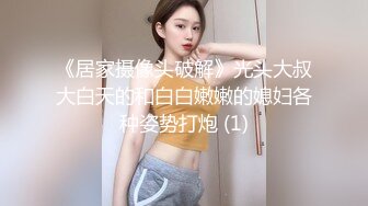 小镇赶大集沟厕偷拍漂亮的美女 一拖三爽歪歪