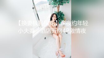 马路边艹小女友，路过的摩托车都看到了，滴滴喇叭以示敬意！