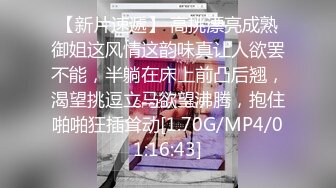 潜入医院女厕蹲守隔板下多角度偷拍 美少妇用长长的棉签捅肛门