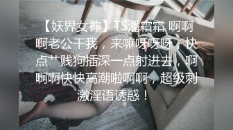 顶级反差婊人妻【淫妻婷婷爱漏出】玩个大的，在电梯门口漏出且翘着屁股，外卖员一开门都蒙了，不来干我就给你差评