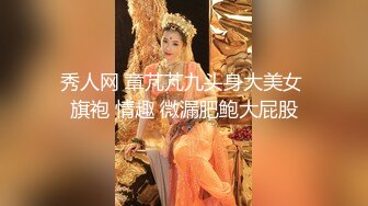 平胸美少女，黑丝美腿被操逼