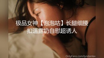 熟女就是放得开，闺蜜在带着她自己做直播，掰穴自慰