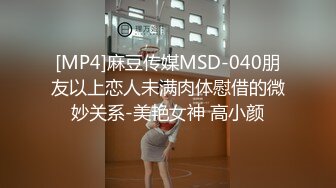 高颜值长相清纯新人学生妹子道具自慰诱惑，撩起睡衣揉奶翘起屁股跳蛋震动