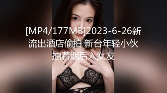 戴眼镜的小洋妞浴缸跪着吃鸡鸡