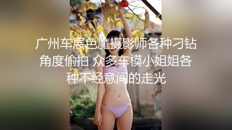 黑客破解家庭网络摄像头精选眼镜哥和媳妇在客厅自拍不是想发朋友圈吧？