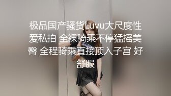 吊钟奶少妇小姨，奶子桃红奶白真像个桃子，挤乳汁自己舔着喝，看得好起劲啊，真心喜欢这对奶白兔子！