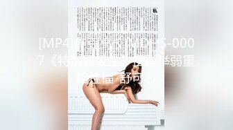 良家夫妻真实爱爱，双手抓住大奶揉啊揉，被老婆坐着使劲骑，老公使劲揉奶，男人的梦想！