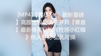 [MP4]打牌玩游戏，输了解开内衣，情趣开档内裤，两根大屌一起上