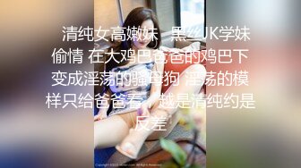 美乳美尻妹子～一次被两根肉棒喂饱饱