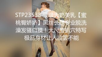 Ria Kurumi 穿着可爱的原宿风格内衣，被一群角质男人包围。