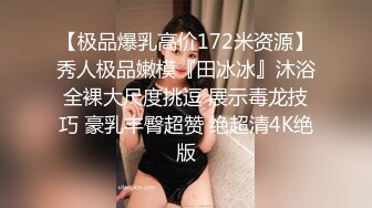 官方售价39元 一对好闺蜜一起逛街被一箭双雕抄底黑裙美女穿着紫色花内勒出深深屁股缝