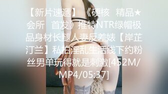 小手电强袭 躲在厕所里偷偷抽烟的美少妇