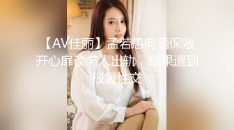 邻家妹妹型乖巧美女，难得露逼诱惑，撩起裙子没穿内裤，掰开粉嫩小穴，翘起美臀太诱人