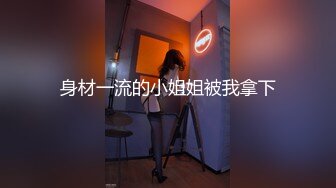 人来人往的商业街女孩露出揉奶展现美丽的大奶子