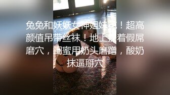 [MP4]披个外套酷酷短发妹子 蹲着舔屌在沙发上开操 坐上来插入上下套弄