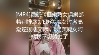 偷拍叼着香烟进来的老板娘