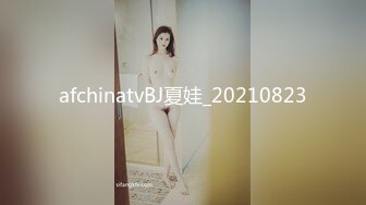 街边【性感菠萝妹】卖菠萝特别骚，上厕所被我拍到她的淫穴，还蛮会喷水 哗啦啦的，太诱惑啦！