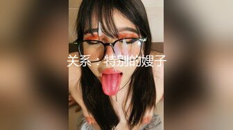 沟厕偷拍学妹粉嫩的鲍鱼被发现了 这个表情太有趣 还是赶紧溜 