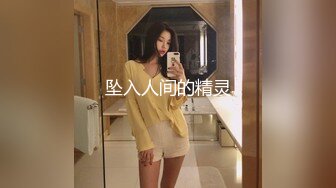 215. 日本女孩给一个戴着中国礼服的人