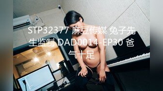 睡衣单腿黑丝极品女神下海，细长美腿夹着振动棒足交，掰穴特写超粉嫩