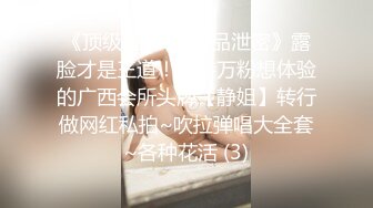 商城女厕偷拍 身材小巧的小妹子 玩手机屁股都要掉到便坑里去了