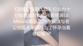 健身房厕所尿尿听到隔壁厕间有奇怪的声音意外偷拍到教练和女学员在里面嘿哟简直就是活春宫