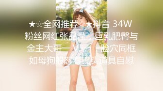 颜值少妇人间水蜜桃露脸镜头前卖弄风骚还跟狼友玩着手机视频，大黑牛自慰骚逼揉奶子呻吟感觉好刺激