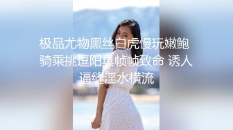 保时捷车模，三个极品萝莉嫩妹全程露脸激情大秀直播刺激狼友，无毛粉嫩白虎逼，双头道具轮草抽插