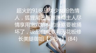 高颜值甜美短发妹子和炮友厕所啪啪，舔奶口交掰穴毛毛浓密扶着后入