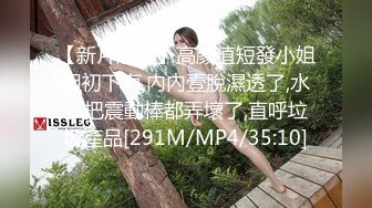 商场抄底漂亮的大美女 小内裤挡不住调皮的小B毛出来透透气