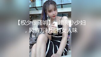 饥渴网红美女，爆乳大长腿，毛毛虫假屌插骚穴，大量喷水，开档丝袜假屌骑乘