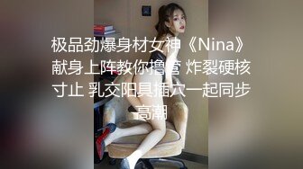 甜美骚妹子全程露脸深夜销魂，很会勾搭狼友揉奶玩逼，掰开小穴看特写好嫩好紧，自慰逼逼自己舔淫水样子好骚