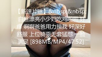 深夜的少妇勾搭小哥互动车震，主动抓着小哥的手揉捏自己的骚奶子，口交大鸡巴，在后排多体位爆草抽插好刺激