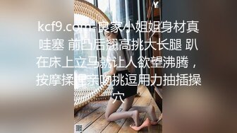 很久没播极品颜值女神，大尺度激情自慰，撂下内衣露白嫩奶子，拿出道具假屌舔弄，磨蹭骚穴深插，翘起美臀扭动