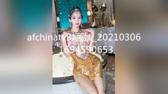 漂亮美女 牛仔裤开破洞 撅着屁屁被大鸡吧无套爆菊花 这么粉嫩的无毛鲍鱼都操腻了 内射