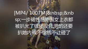 《魔手外购极品CP》快餐店女厕定点全景偸拍络绎不绝的小姐姐方便，几款阴毛挺性感，小美女抠逼闻闻味儿 (6)